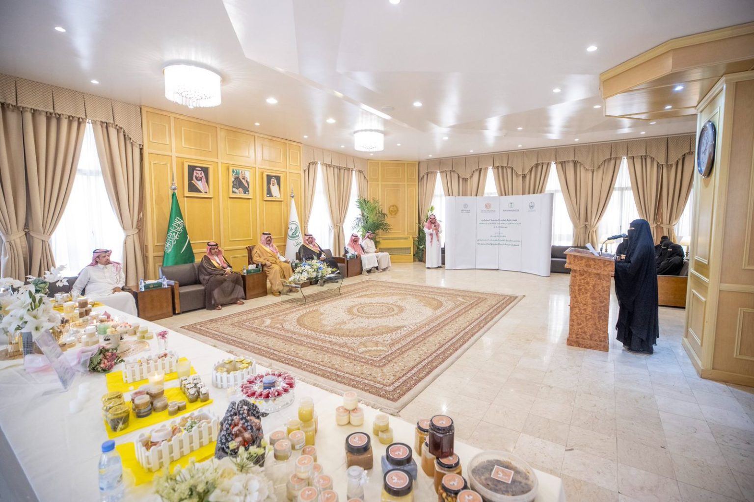 سمو أمير حائل يشهد حفل تخريج الدفعة الثانية لتأهيل الشباب لتربية النحل